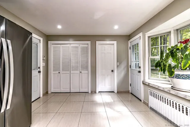 a view of entryway with livingroom