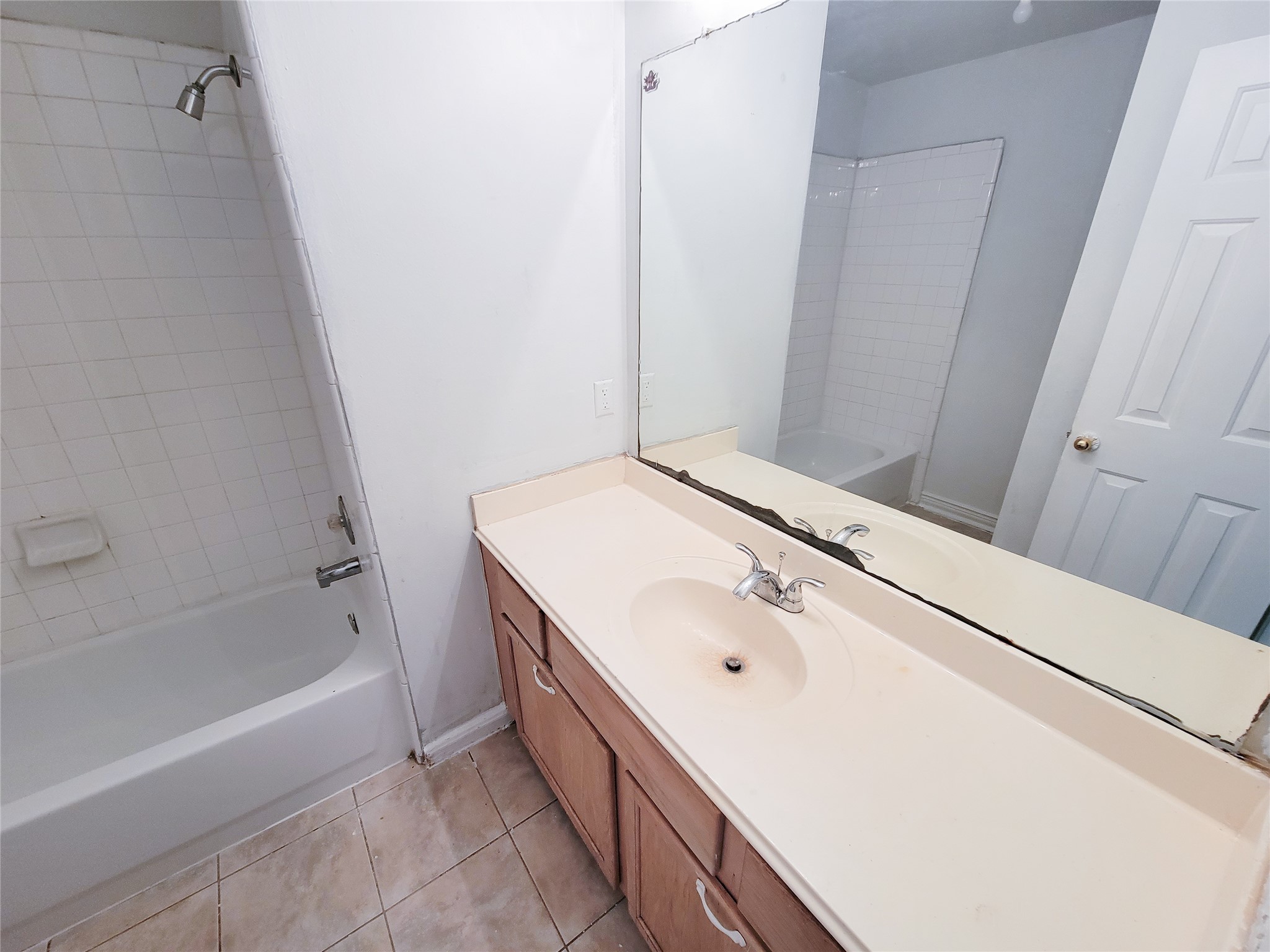 3307 Pine Dust Lane Spring, TX 77373 - Photo 17 of 28 a bathroom with a bathtub and a sink