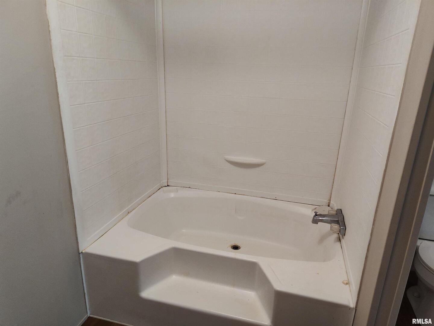 531 Cemetery Road Grayville, IL 62844 - Photo 15 of 18 a bathroom with a bathtub