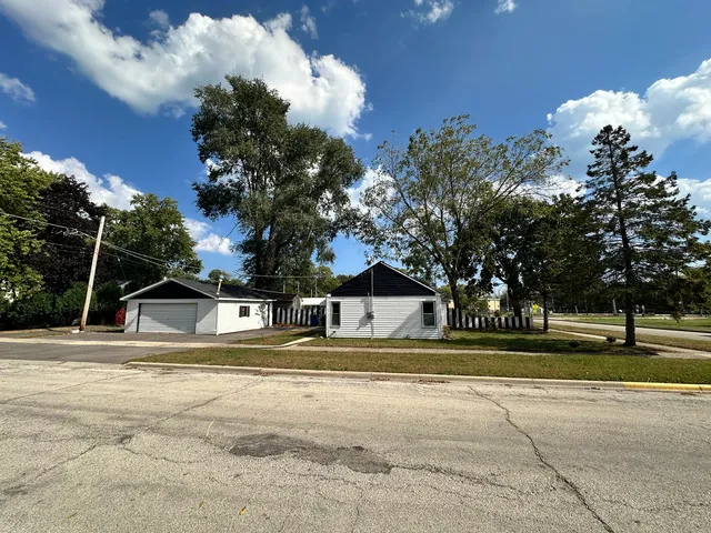a view of a yard in front of a house