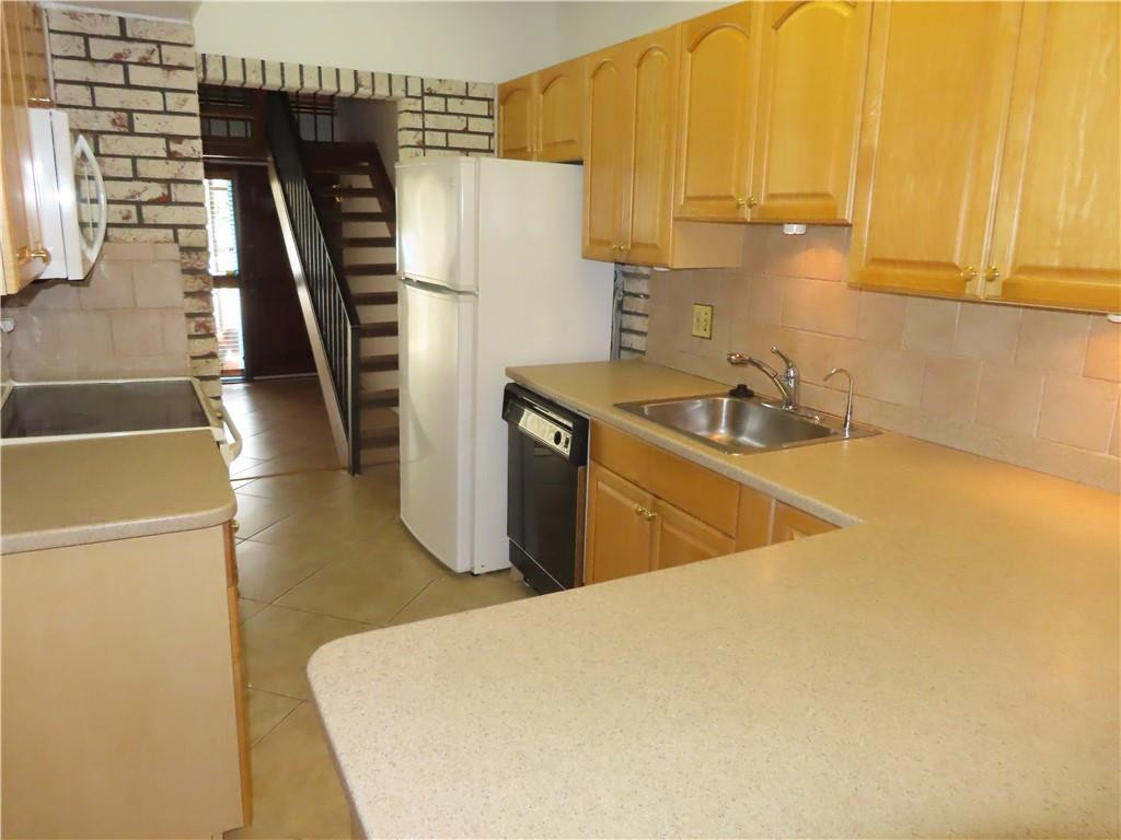 8801 Gatehouse Road, Unit 7 Plantation, FL 33324 - Photo 10 of 29 Kitchen looking to foyer
