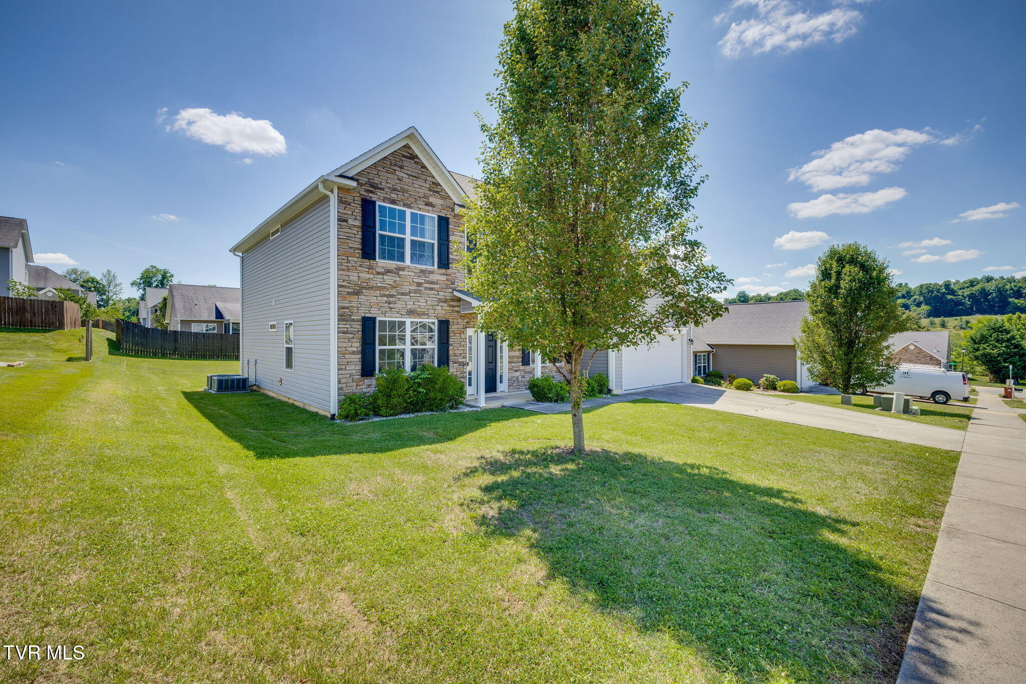 587 Suffolk Road Johnson City, TN 37615 - Photo 3 of 56 003