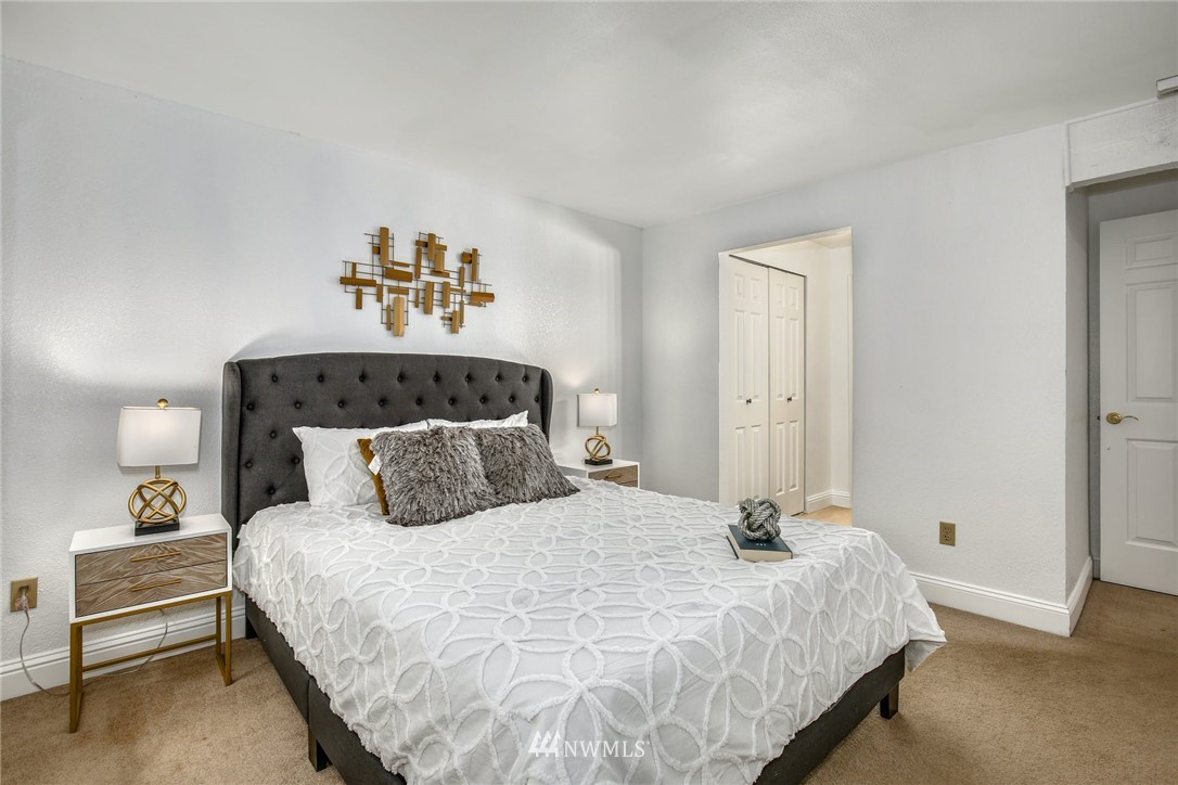 7571 Old Redmond Road, Unit 11 Redmond, WA 98052 - Photo 14 of 27 a bedroom with a bed and a painting on the wall
