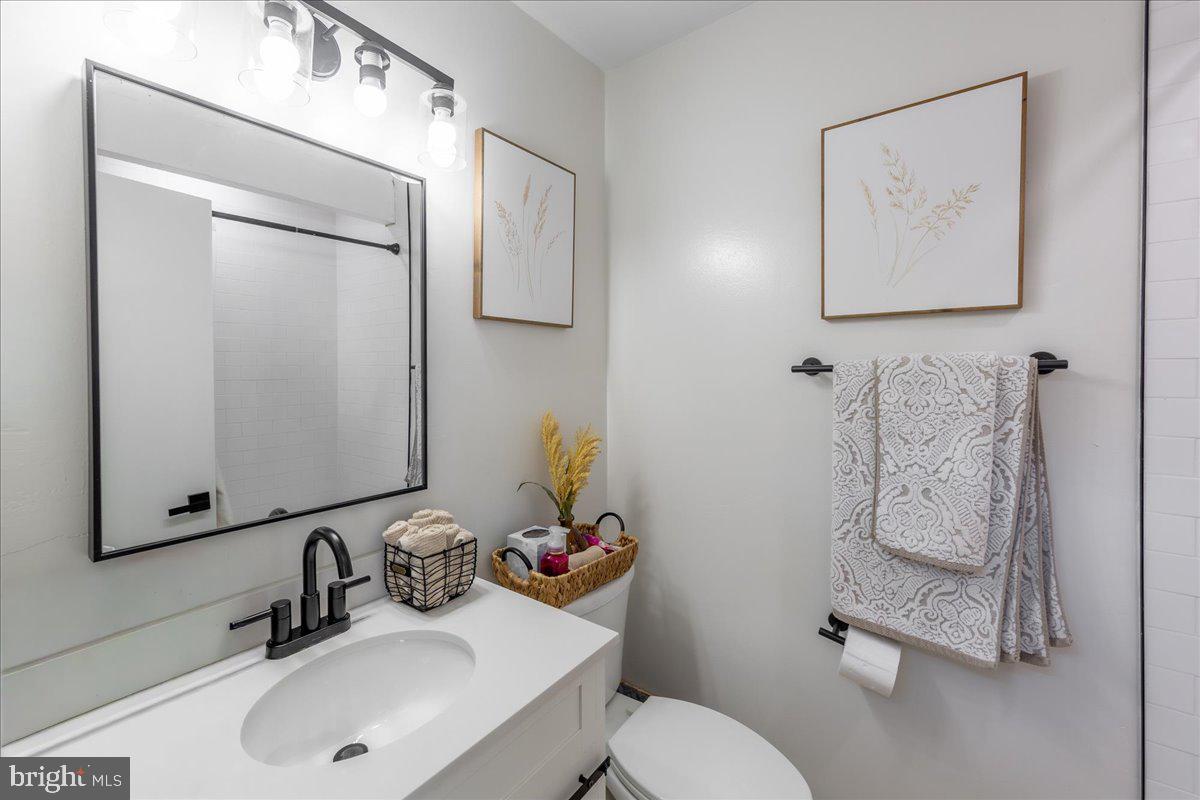 7200 Ridgeway Drive Manassas, VA 20112 - Photo 19 of 33 Full Bathroom #1