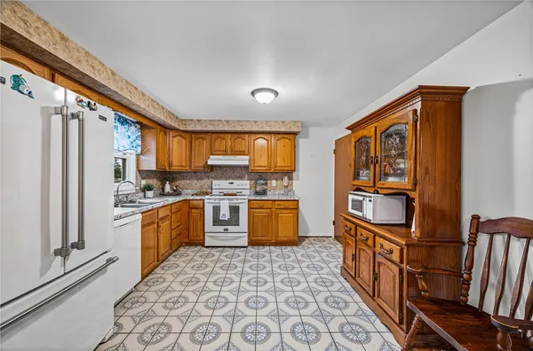 $239,900 | 41 Shadywood Drive, Gates, NY 14606