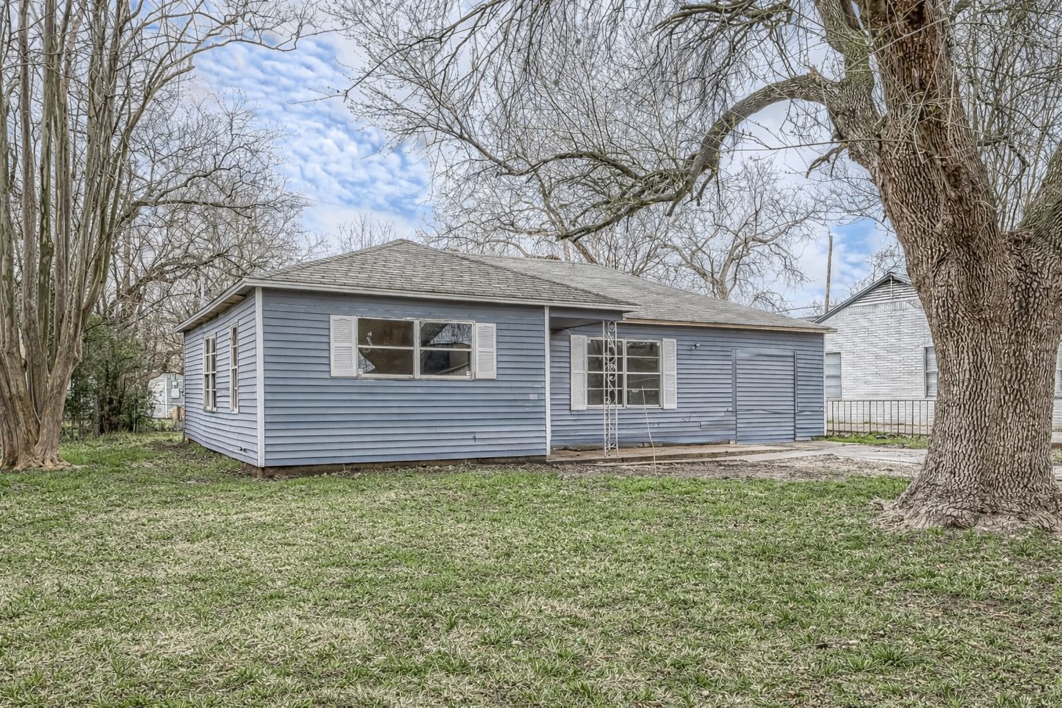 a view of a house with a yard