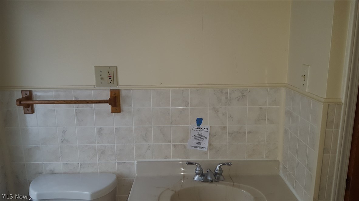 1218 Argonne Road Cleveland, OH 44121 - Photo 22 of 35