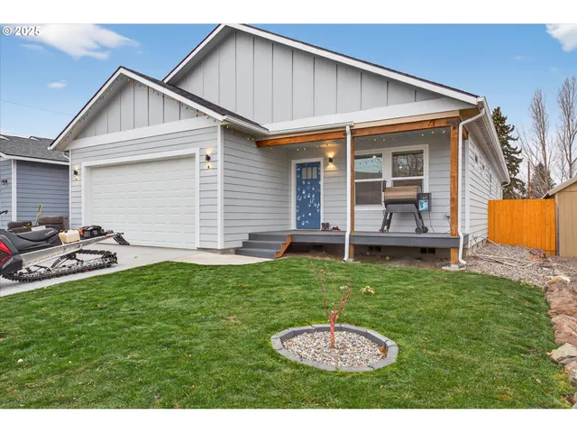 a view of a house with backyard