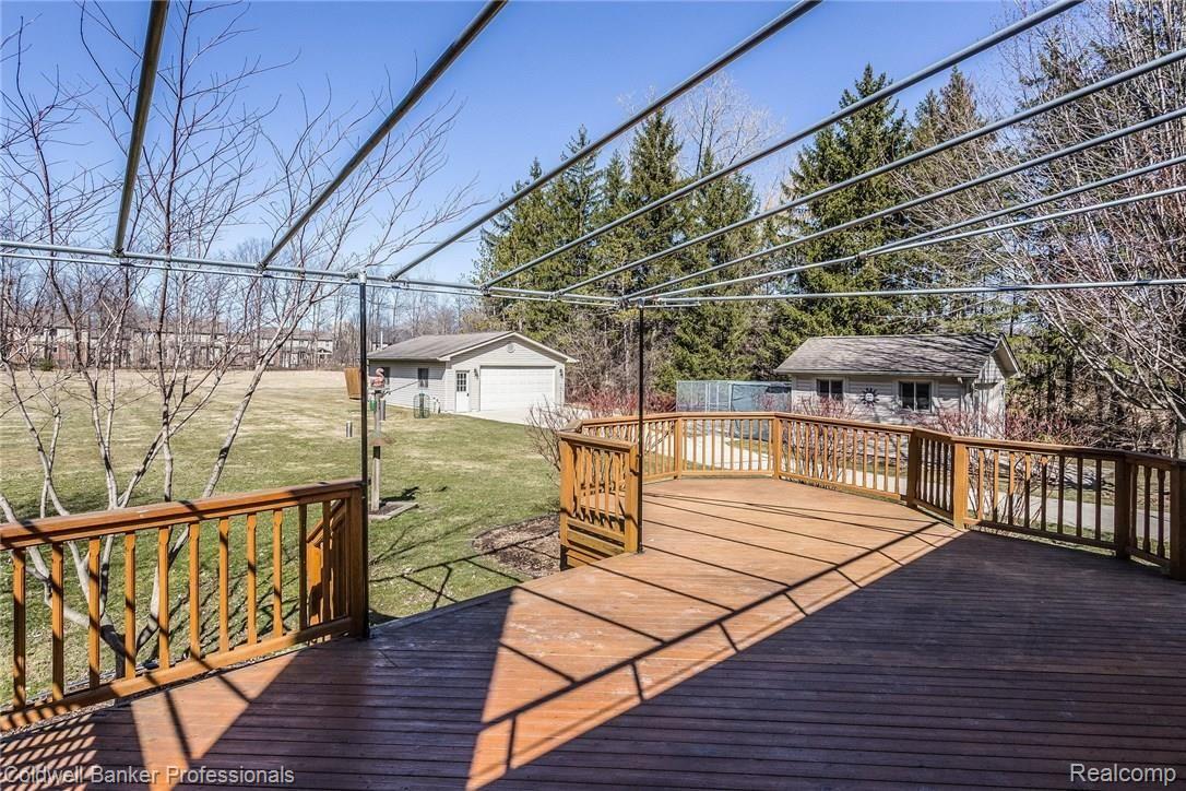 836 Shortridge Avenue Rochester, MI 48307 - Photo 39 of 51 040-Deck-3870887-medium.jpg
