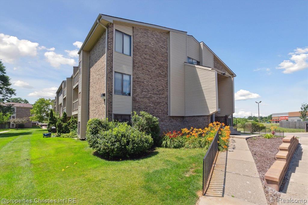 30475 West 14 Mile Road, Unit 95 Farmington Hills, MI 48334 - Photo 2 of 12