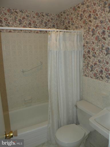 1040 Grovehill Road Halethorpe, MD 21227 - Photo 14 of 29 Hall Bath