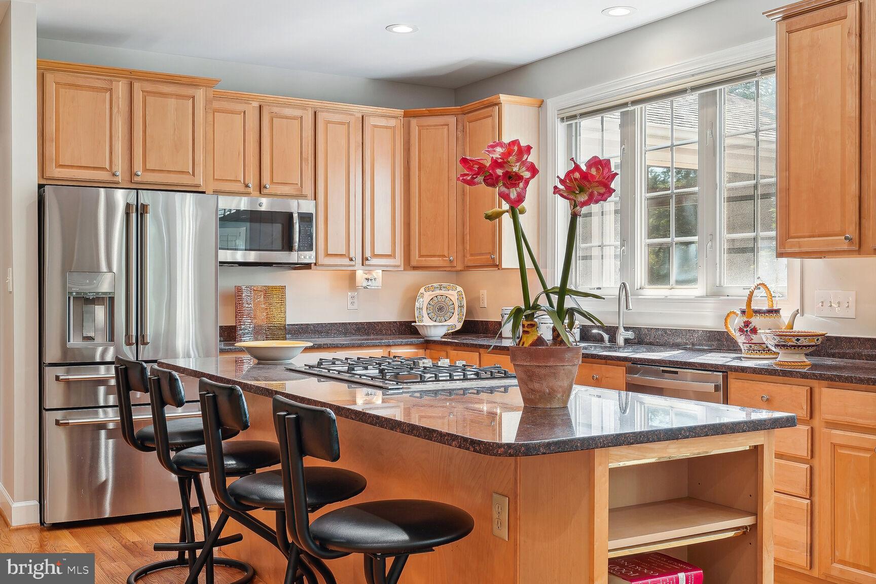 10408 Grey Fox Road Potomac, MD 20854 - Photo 14 of 47 42" Oak Cabinetry