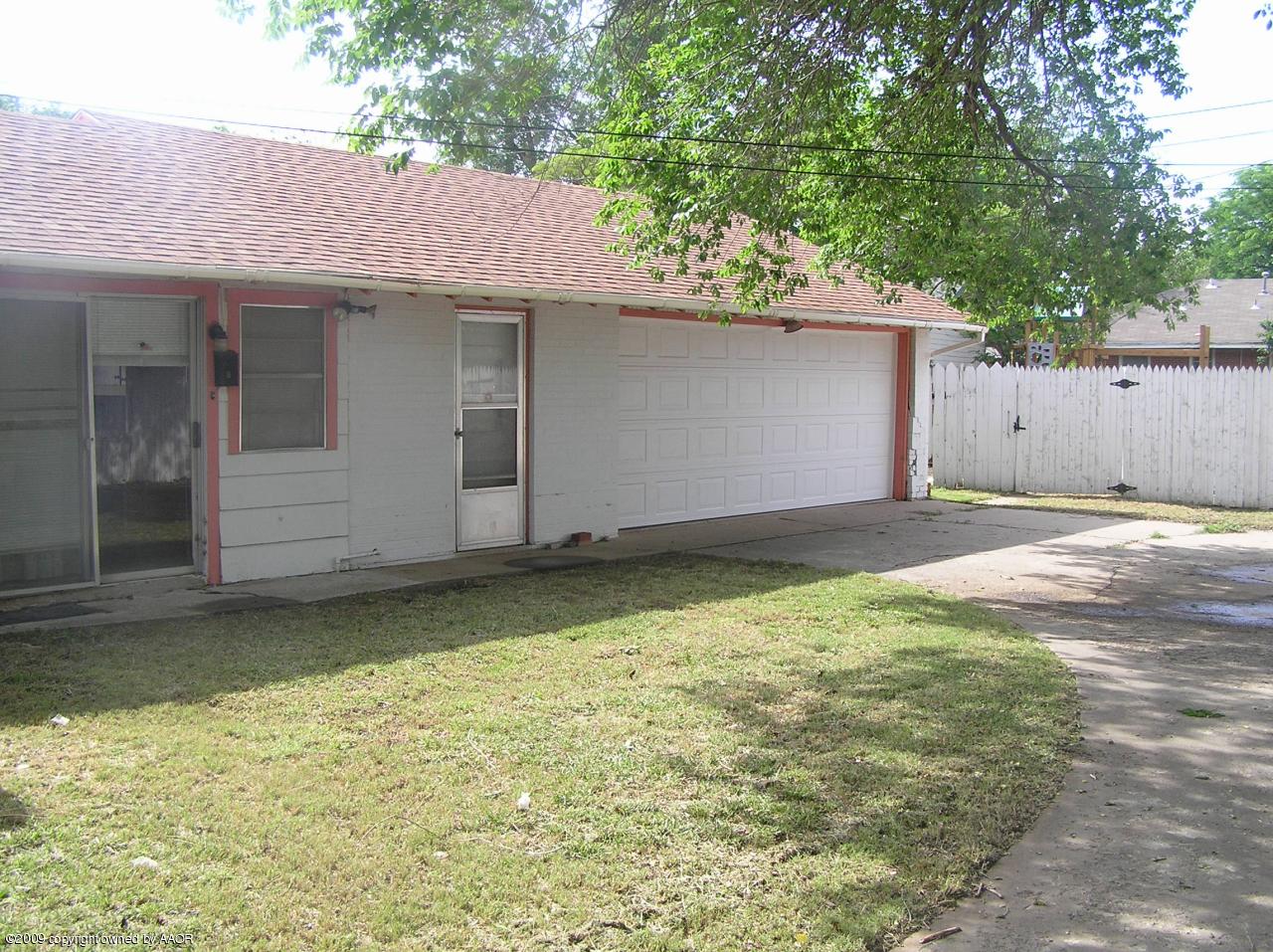 1409 Southwest 34th Avenue Amarillo, TX 79109 - Photo 4 of 11 a backyard of a house