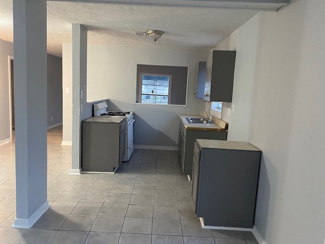 7202 Shotwell Street Houston, TX 77028 - Photo 5 of 8 a workspace with furniture and window