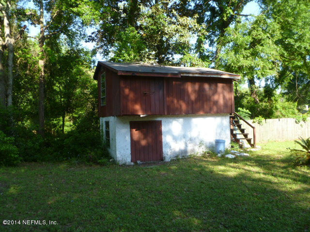 9752 Cunningham Road Jacksonville, FL 32246 - Photo 11 of 12 a backyard of a house with lots of green space