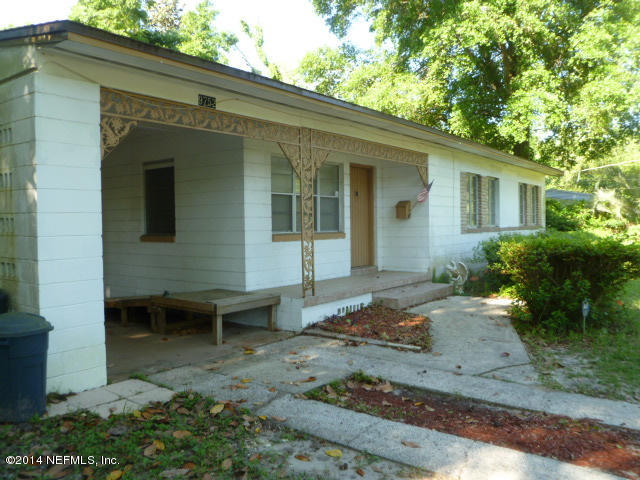 9752 Cunningham Road Jacksonville, FL 32246 - Photo 12 of 12 a front view of a house with garden
