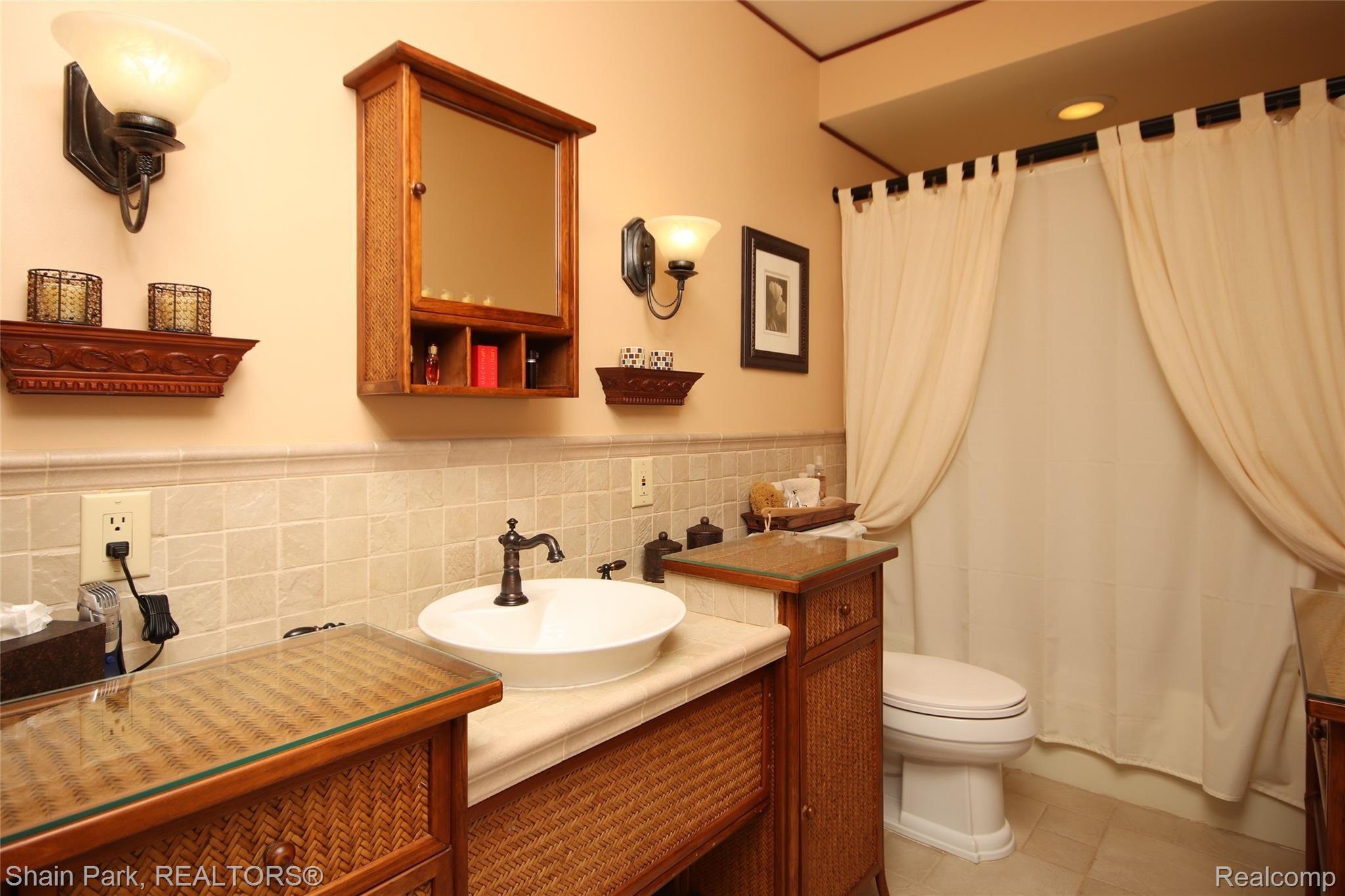 9033 Brandon Road Avoca, MI 48006 - Photo 27 of 84 Custom Guest Bathroom