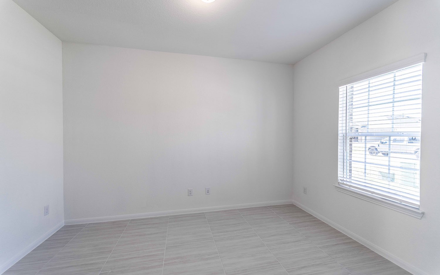 425 Monarch Trail Huntsville, TX 77340 - Photo 2 of 19 an empty room with a window