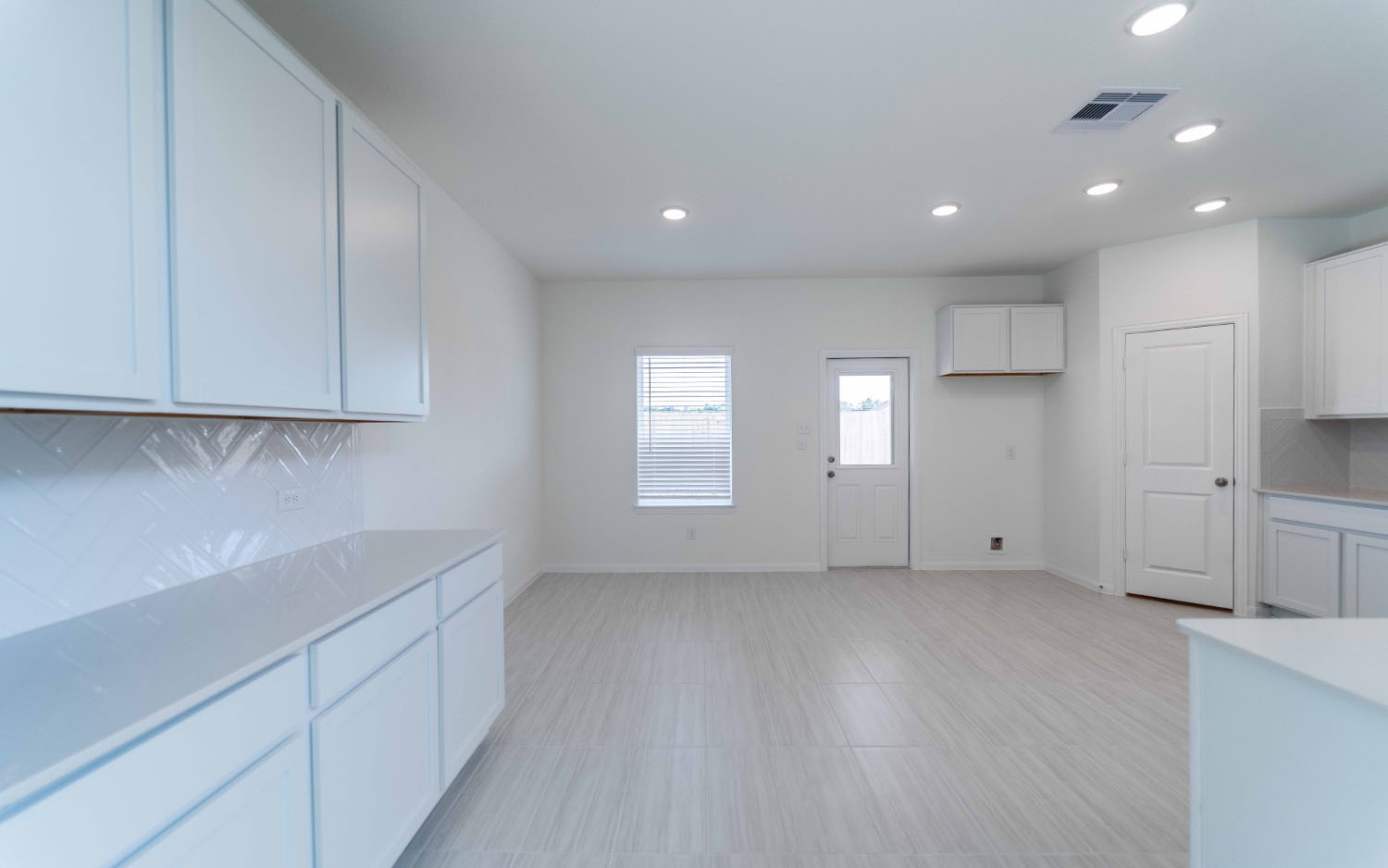 425 Monarch Trail Huntsville, TX 77340 - Photo 7 of 19 a view of empty room with kitchen appliances
