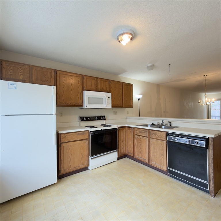 48 Castlegate Drive, Unit 48 Springfield, MA 01129 - Photo 3 of 21