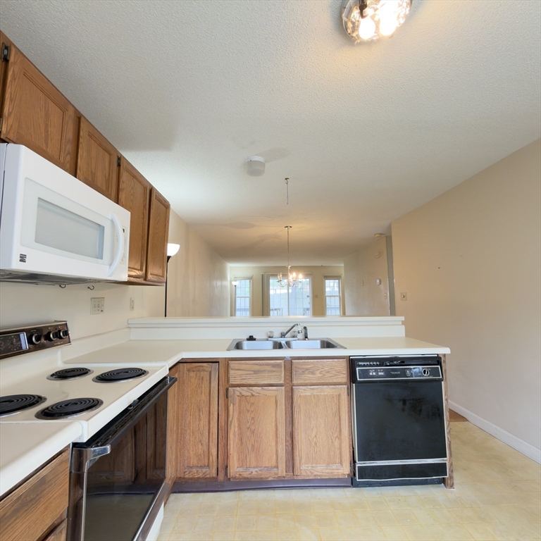 48 Castlegate Drive, Unit 48 Springfield, MA 01129 - Photo 4 of 21