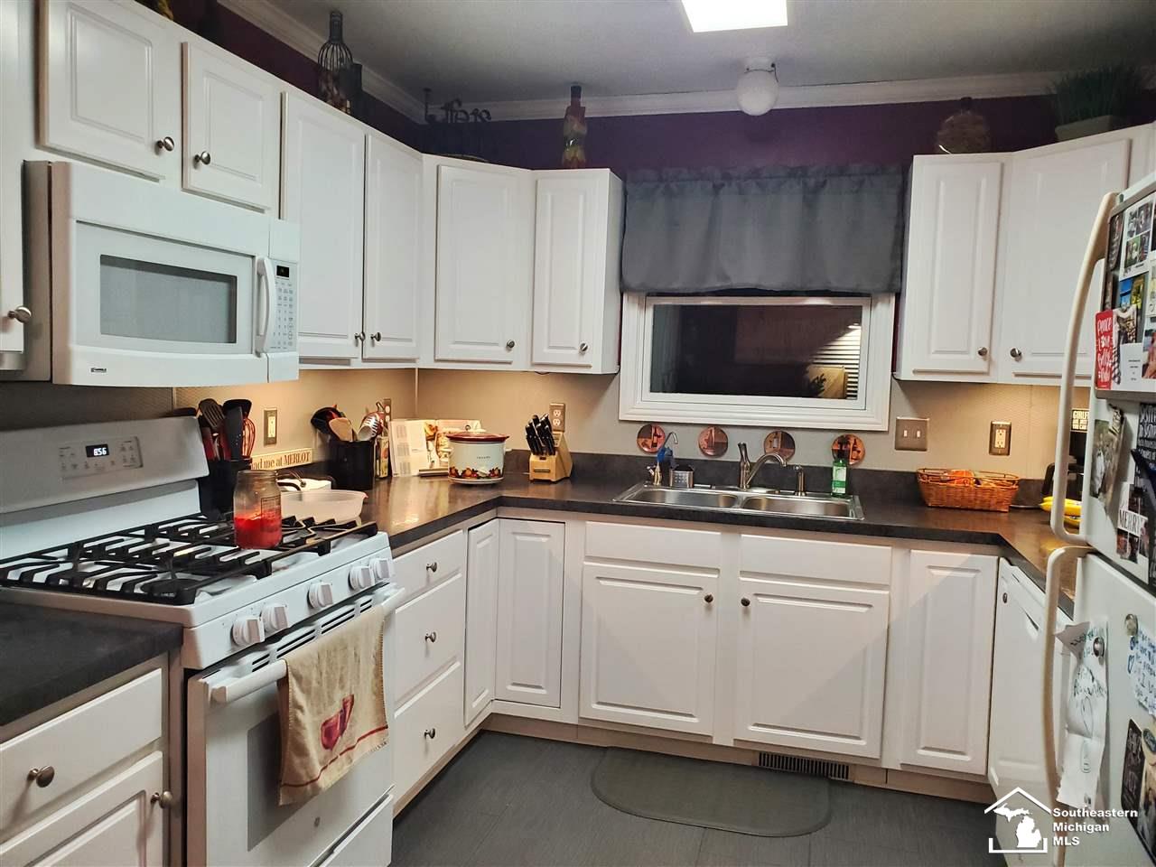7836 Summerfield Road Lambertville, MI 48144 - Photo 7 of 27 KITCHEN W APPLIANCES