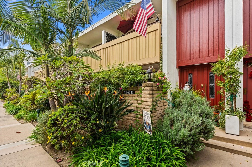 13243 Fiji Way, Unit K Marina del Rey, CA 90292 - Photo 34 of 39 a backyard of a house with lots of green space