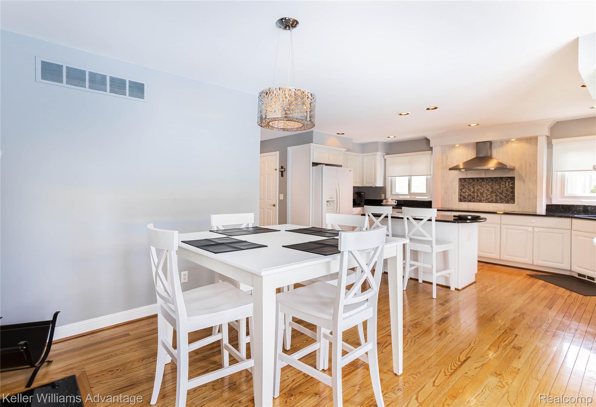 48436 Gladstone Road Canton, MI 48188 - Photo 17 of 41 Eat-In kitchen.jpg