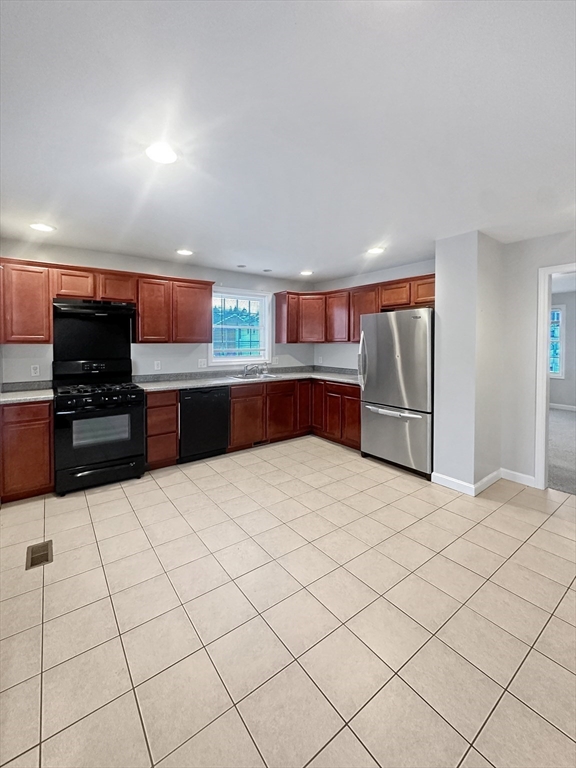 18 Ferry Street, Unit B Lawrence, MA 01841 - Photo 4 of 33