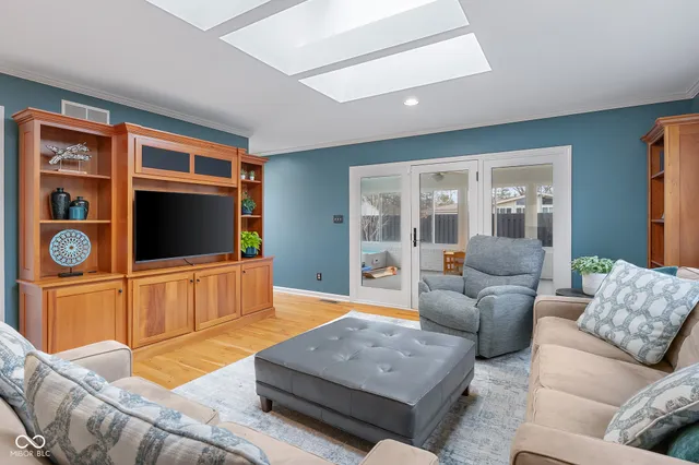 $725,000 | 4123 North Riverside Drive, Columbus, IN 47203