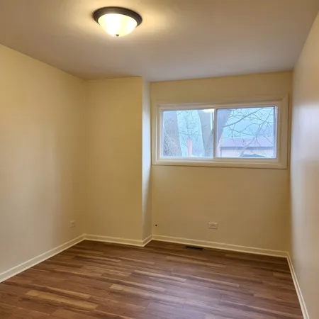 $359,900 | 525 Glenshire Road, Glenview, IL 60025