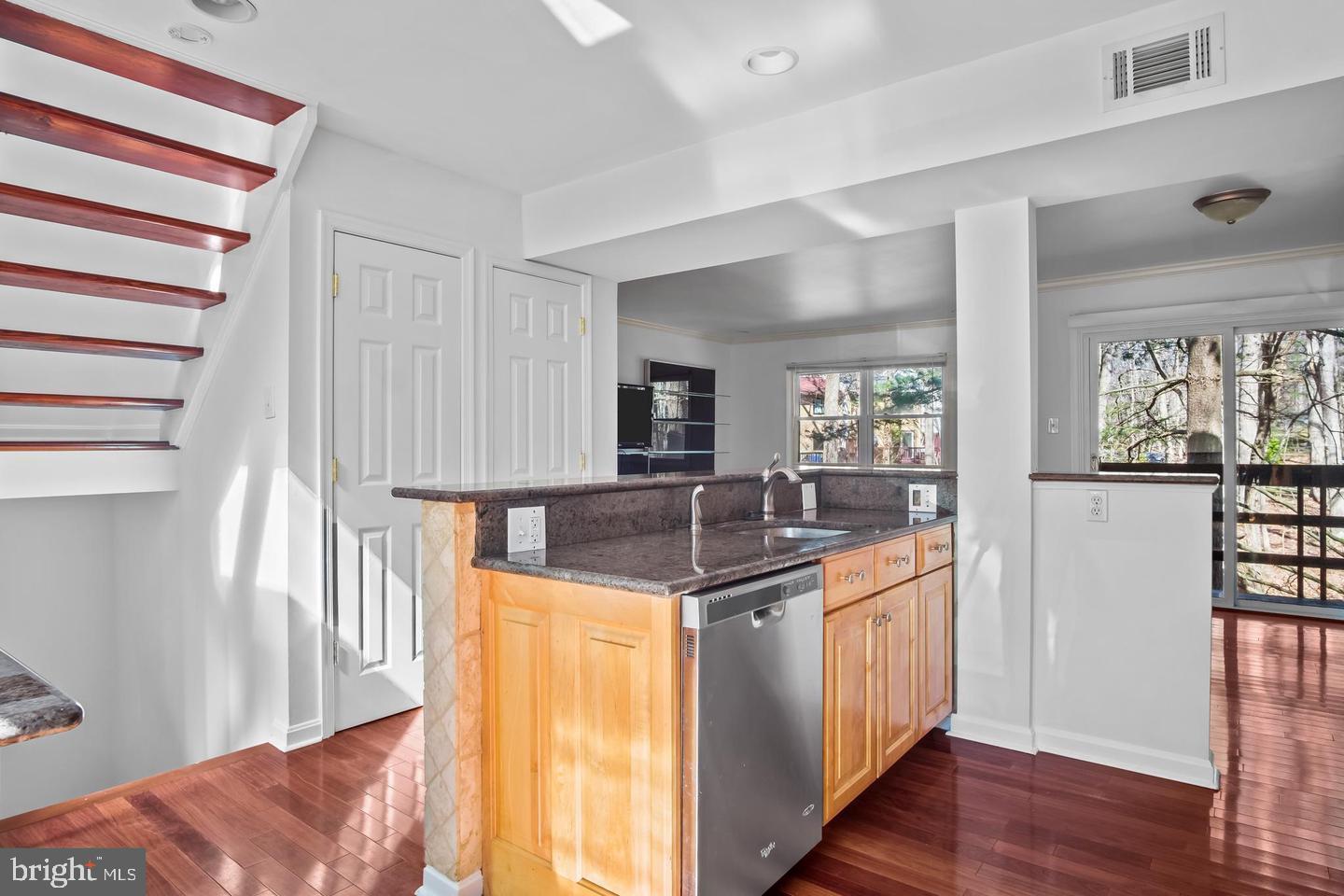2394 Cloudcroft Square Reston, VA 20191 - Photo 5 of 31