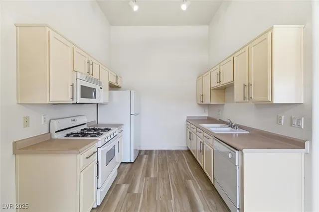 $300,000 | 2305 West Horizon Ridge Parkway, Unit 522, Henderson, NV 89052