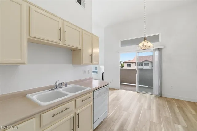 $300,000 | 2305 West Horizon Ridge Parkway, Unit 522, Henderson, NV 89052