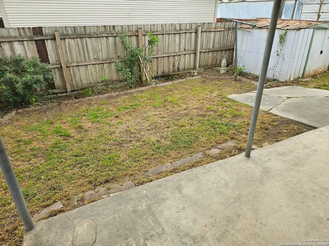 a view of a backyard