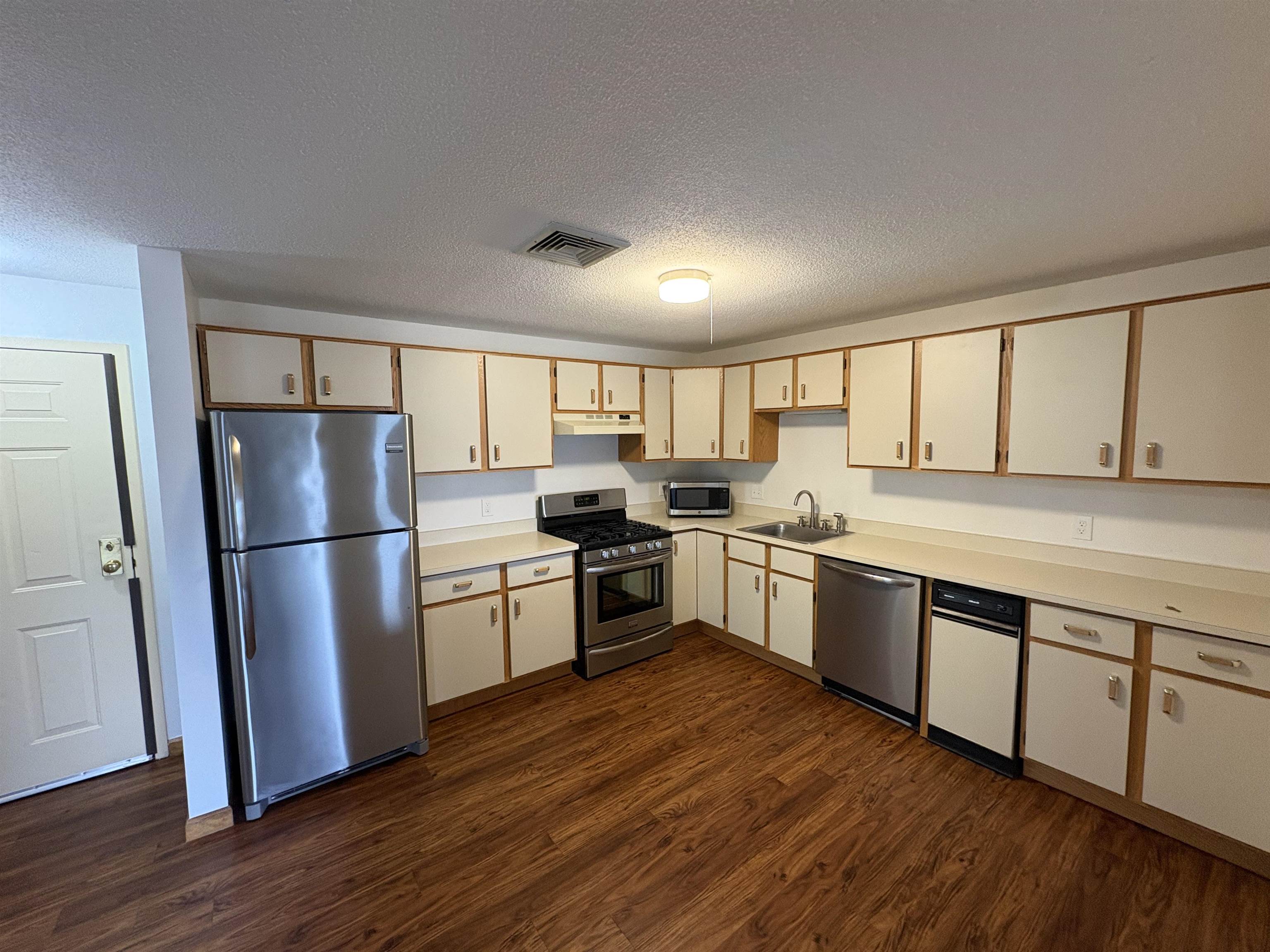 2 Roedean Drive, Unit 303 Nashua, NH 03063 - Photo 12 of 35