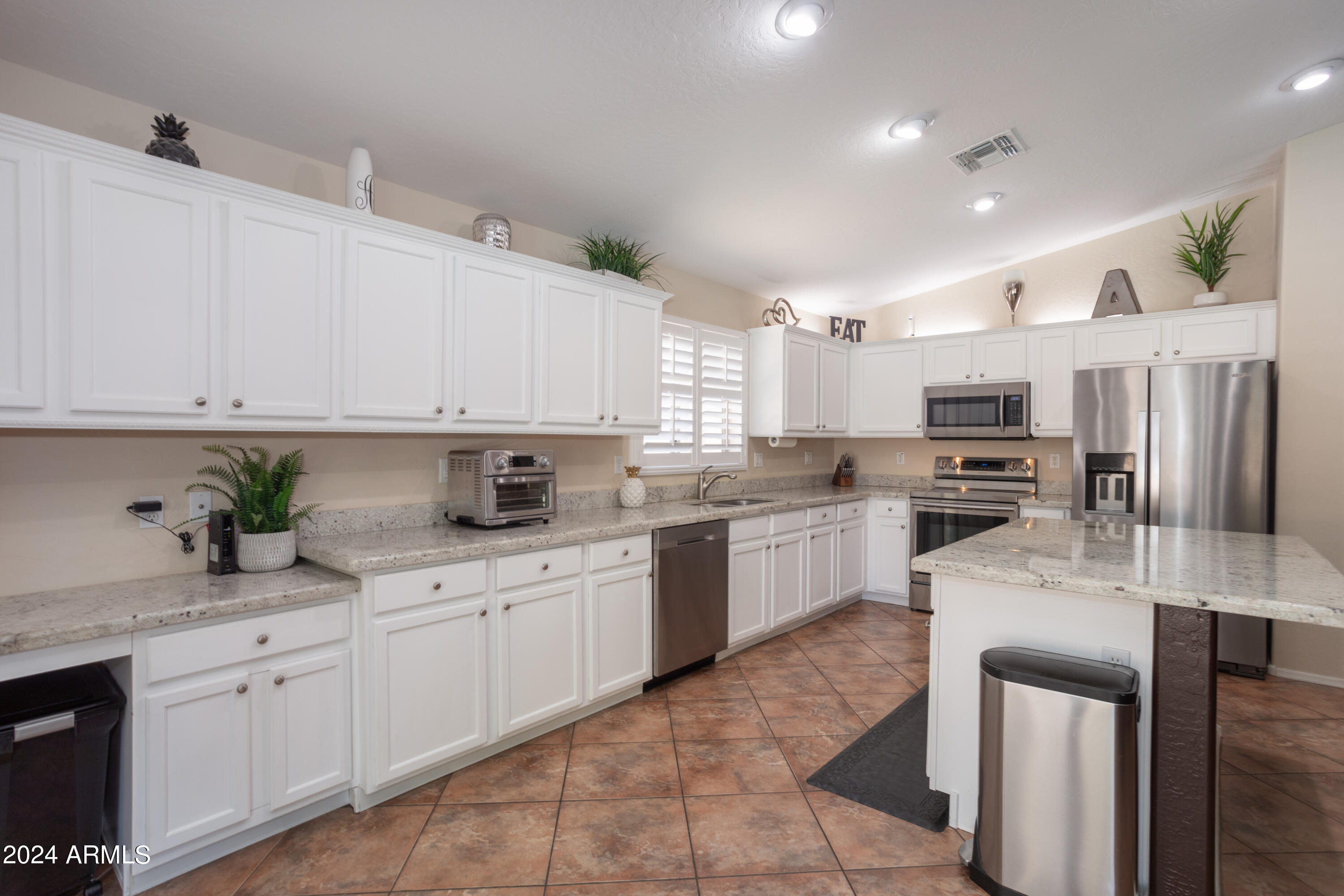 1712 East Beverly Road Phoenix, AZ 85042 - Photo 5 of 38 3V6A5510