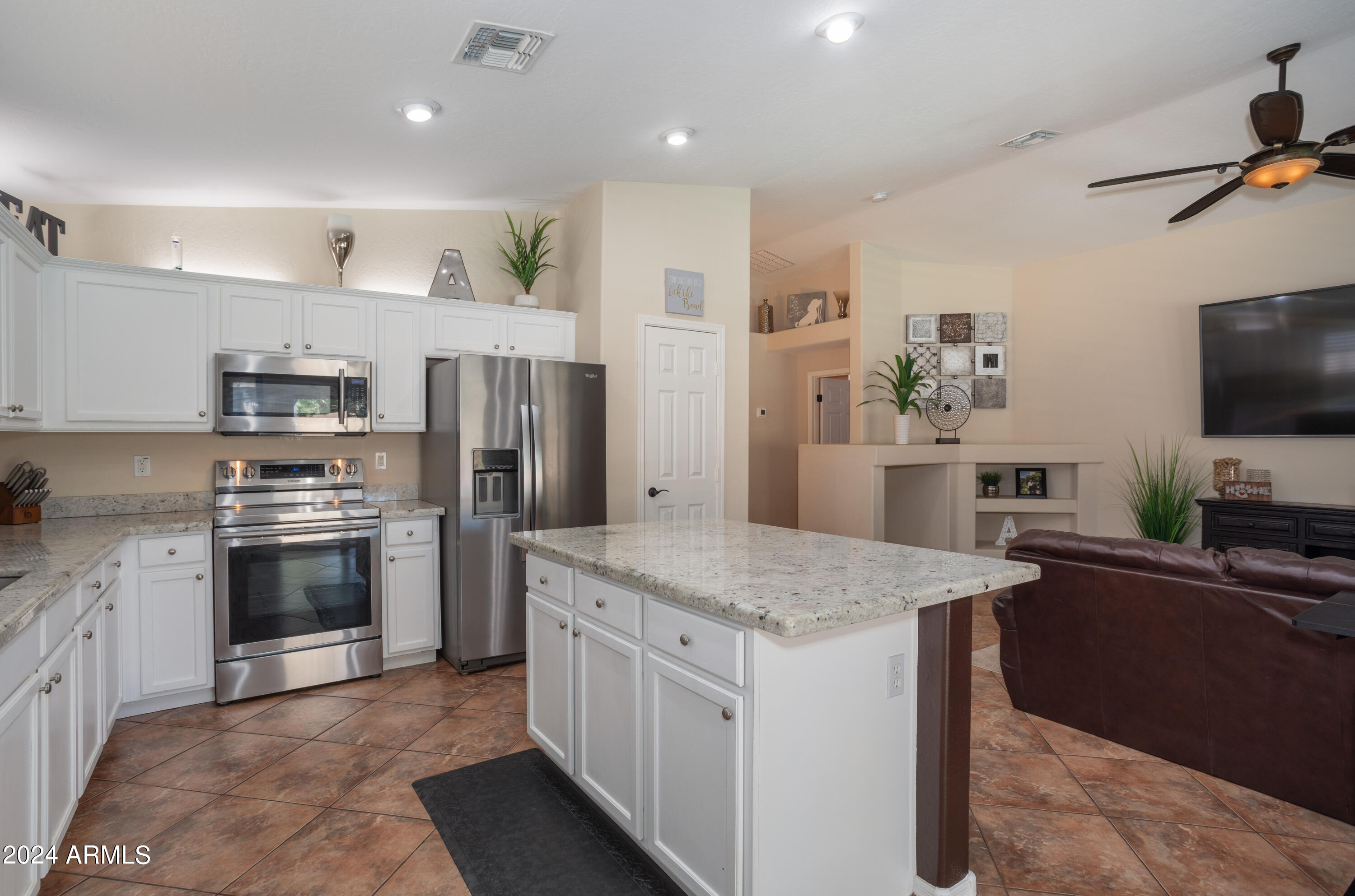 1712 East Beverly Road Phoenix, AZ 85042 - Photo 7 of 38 3V6A5531