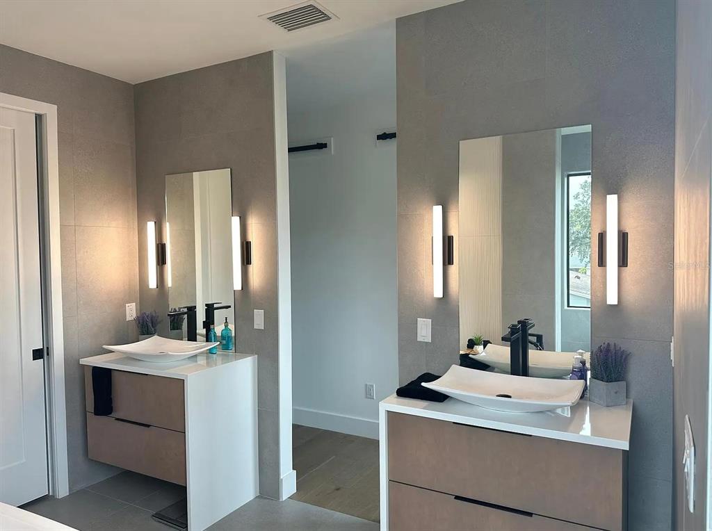 4217 West Arch Street Tampa, FL 33607 - Photo 10 of 22 a bathroom with a sink vanity granite tub and a mirror