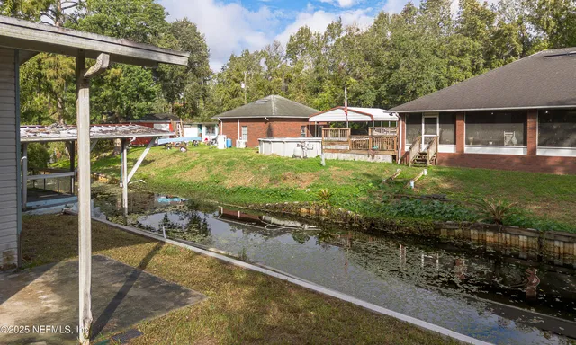 a view of a house with backyard