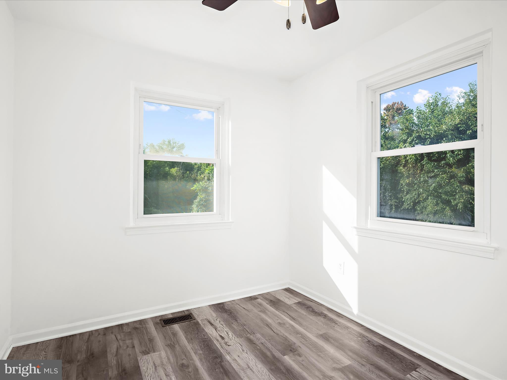 400 Dale Avenue Baltimore, MD 21206 - Photo 17 of 27 an empty room with a window