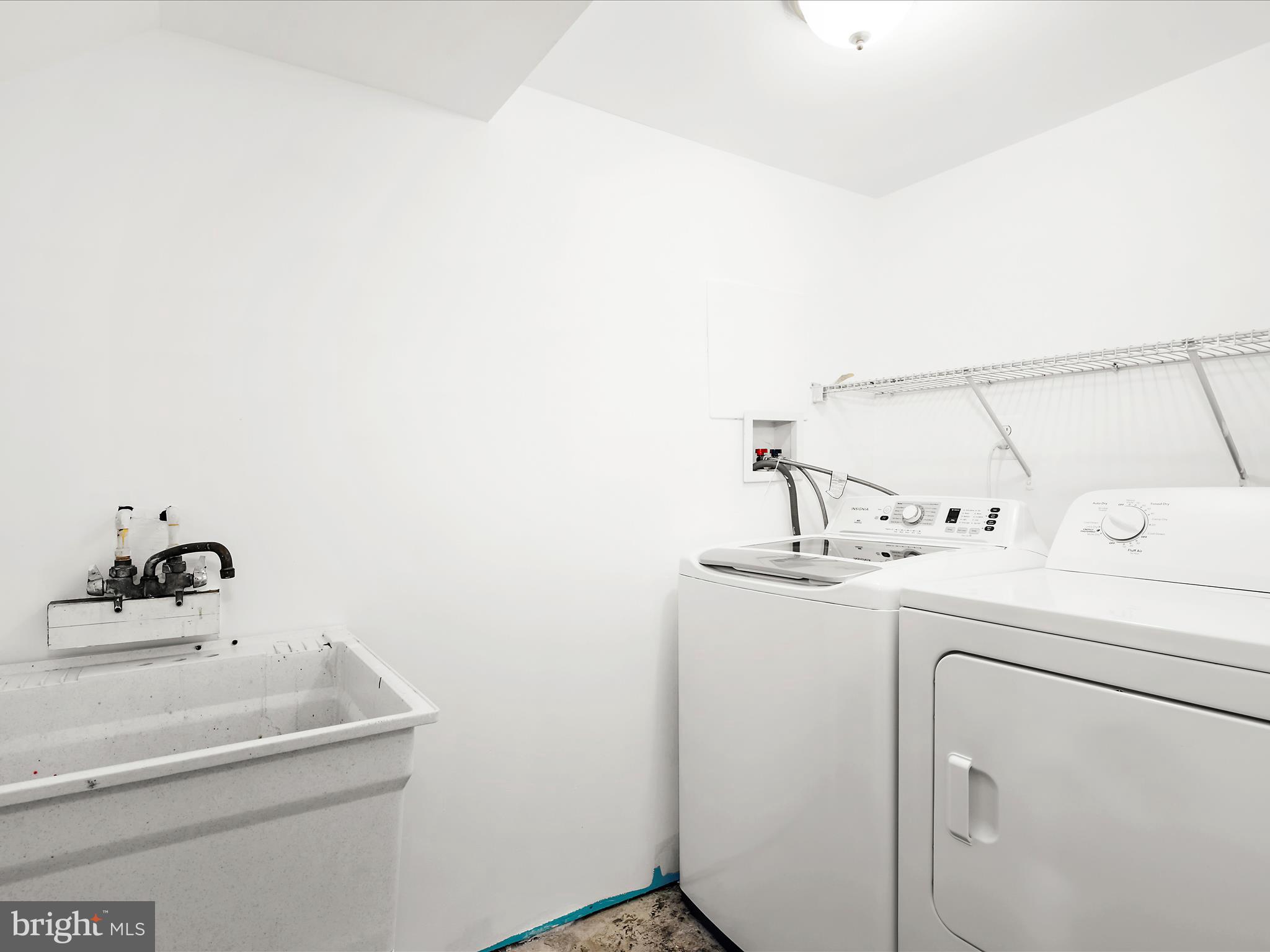 400 Dale Avenue Baltimore, MD 21206 - Photo 21 of 27 a utility room with dryer and washer