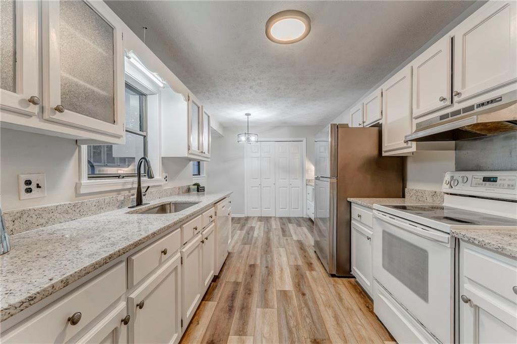 10 Thornwood Drive Southwest Rome, GA 30165 - Photo 16 of 57 a kitchen with a sink stove and refrigerator