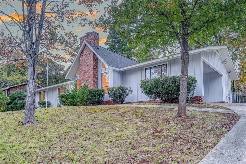 10 Thornwood Drive Southwest Rome, GA 30165 - Photo 2 of 57 a view of a house with a yard and large tree