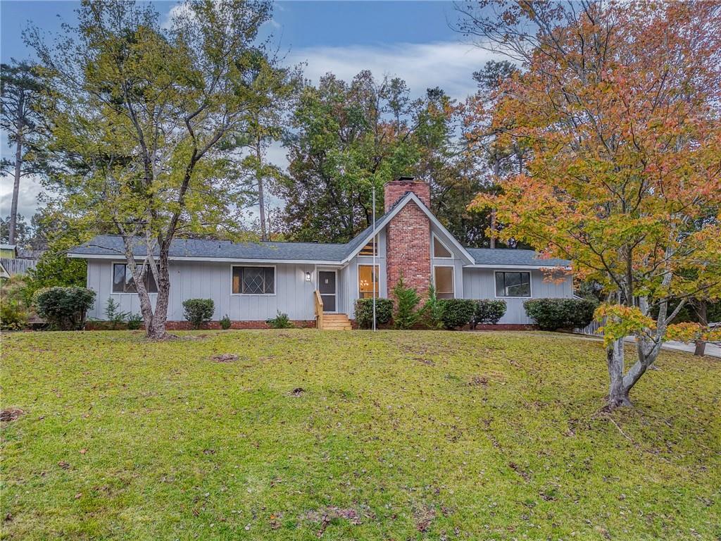 10 Thornwood Drive Southwest Rome, GA 30165 - Photo 4 of 57 a front view of a house with a garden