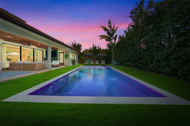 a view of an house with backyard and garden