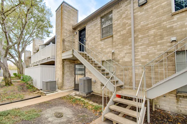 a view of entryway with a front door