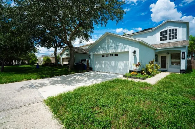 a view of a house with backyard and garden