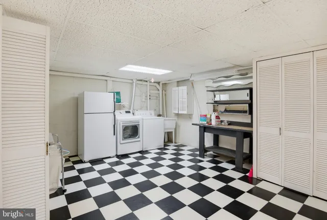 a view of a livingroom with furniture