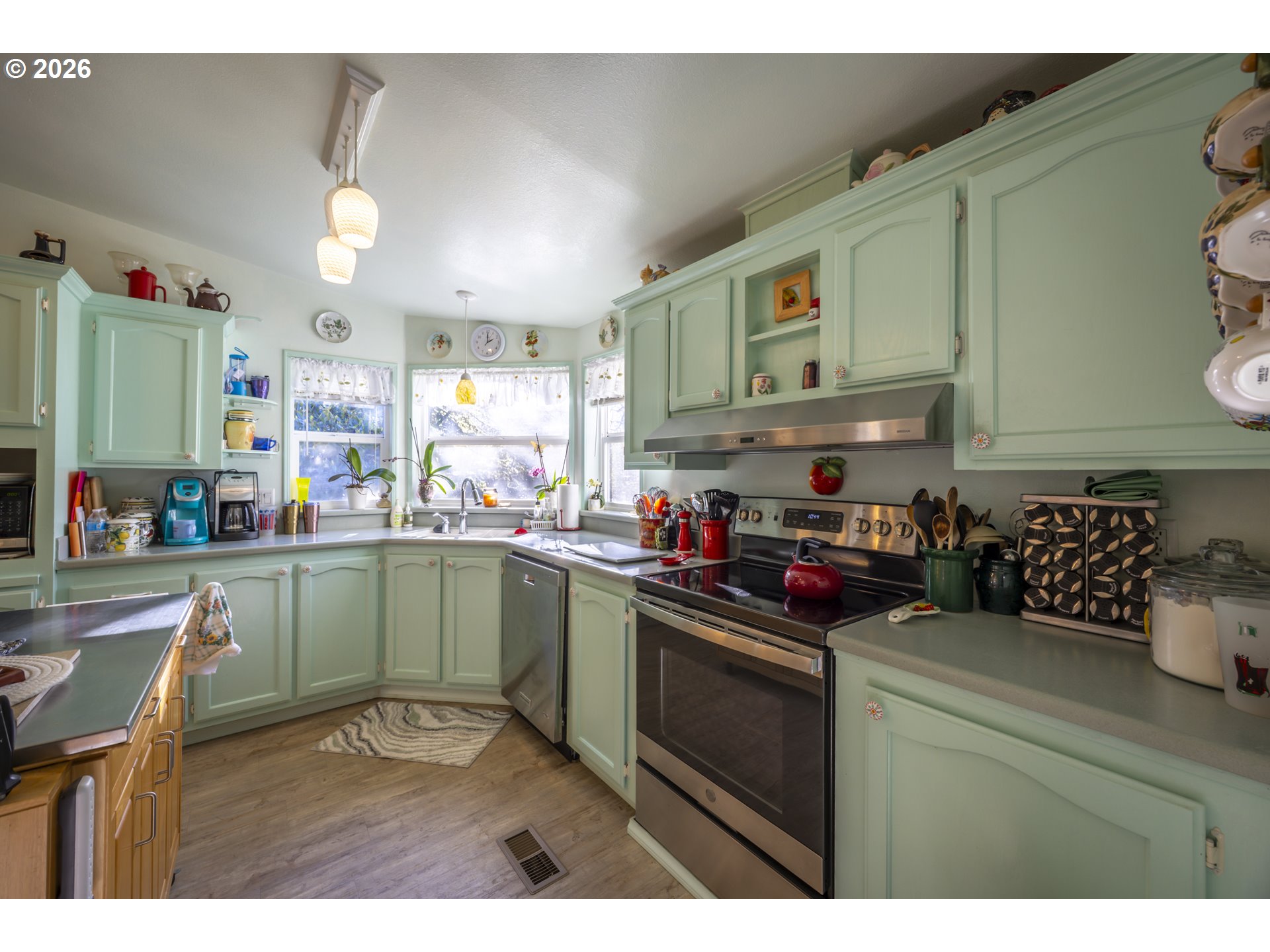 9580 North Fork Siuslaw Road Florence, OR 97439 - Photo 22 of 48 a kitchen with lots of counter top space